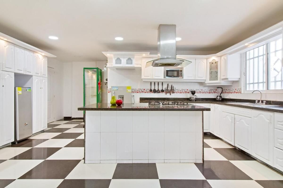 Beautiful House 3 Minutes From Historic Downtown Cartagena