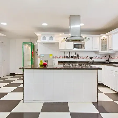 Beautiful House 3 Minutes From Historic Downtown Cartagena