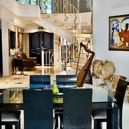 Beautiful House 3 Minutes From Historic Downtown Сasa de vacaciones *