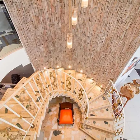 Beautiful House 3 Minutes From Historic Downtown *