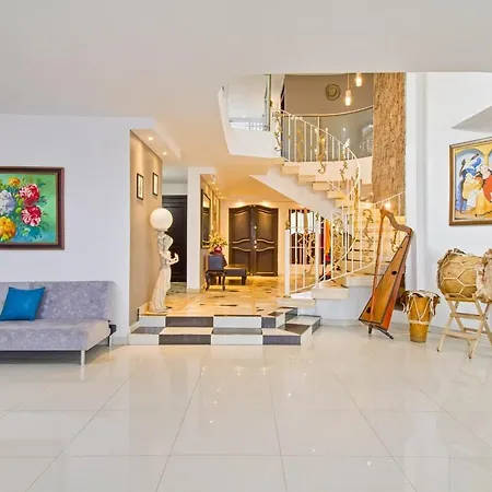 Beautiful House 3 Minutes From Historic Downtown
